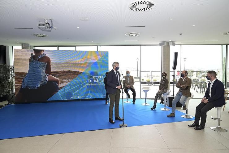 O vicepresidente primeiro da Xunta, Alfonso Rueda, presenta o bono turístico '#QuedamosenGalicia', xunto a outras autoridades, nun hotel de Oleiros (A Coruña). MONCHO FONTES 