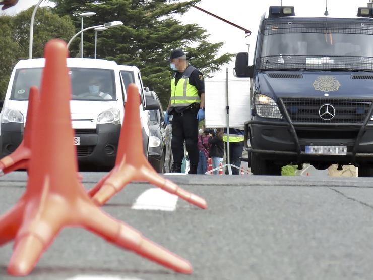 Un policía nacional, nun control na fronteira / Javi Colmenero - Europa Press.