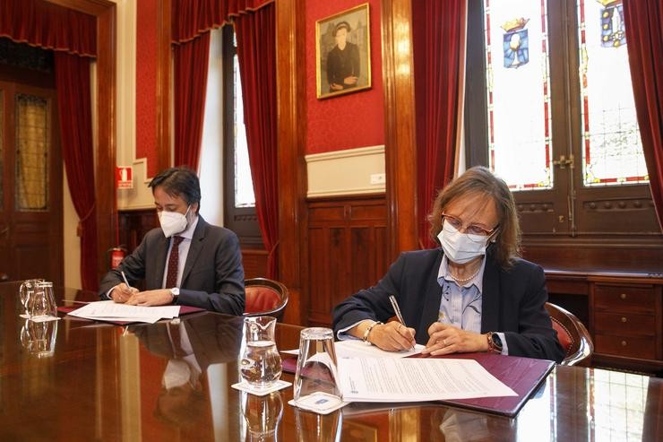 A concelleira de Medio Ambiente da Coruña, Esther Fontán, asina un convenio de colaboración co presidente do Colexio oficial de Farmacéuticos da Coruña, Héctor Castro. ANDY PEREZ 