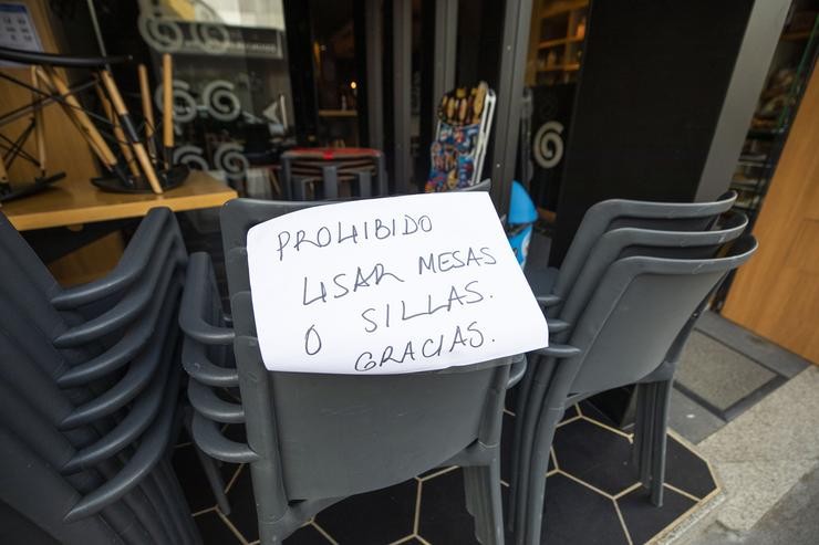 Cadeiras e mesas apiladas, na terraza dun bar do Grove, o día en que entra en vigor o peche perimetral do municipio, a 8 de abril de 2021, no Grove, Pontevedra, Galicia, (España).. Beatriz Ciscar - Europa Press