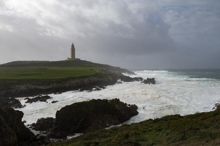 Ondada na zona da Torre de Hércules, na costa da Coruña, Galicia
