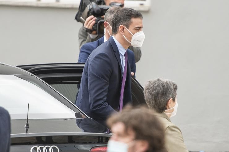 O presidente do Goberno, Pedro Sánchez, á súa chegada a unha visita ás instalacións da farmacéutica Hipra, a 16 de abril de 2021, en Amer, Xirona, Catalunya 