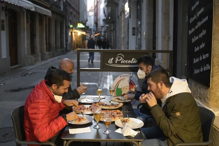 Unhas persoas ceando na terraza dun restaurante, a 16 de abril de 2021, na Coruña, Galicia (España). M. Dylan - Europa Press 