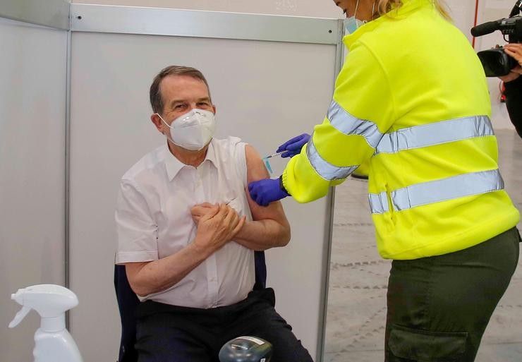 O alcalde de Vigo, Abel Caballero, recibe a primeira dose da vacina contra o Covid-19, a 18 de abril de 2021, en Vigo, Galicia (España). Caballero recibiu este domingo a primeira dose no Instituto Feiral de Vigo (Ifevi), tras ser citado por. Marta Vázquez Rodríguez - Europa Press / Europa Press