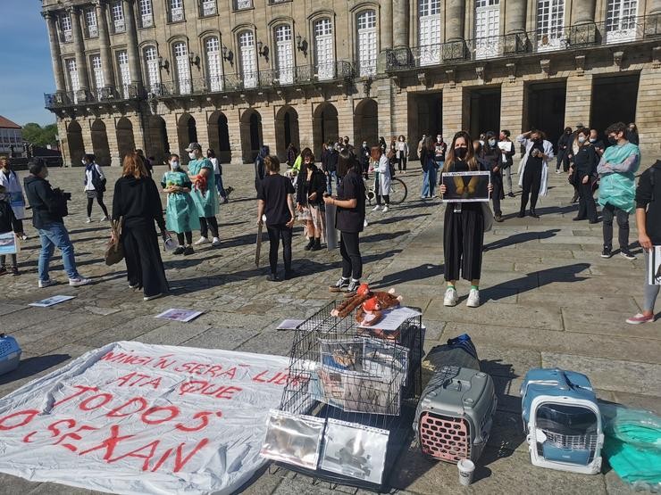 Decenas de persoas secundan na Praza do Obradoiro, en Santiago de Compostela, unha protesta contra a crueldade animal nos laboratorios, particularmente en Vivotecnia, en Madrid. / Europa Press