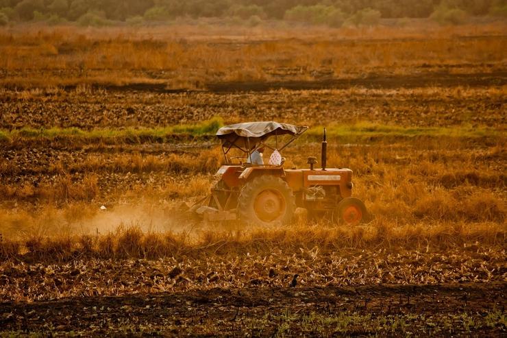 Tractor traballando no campo. UNIÓN DE UNIÓNS / Europa Press