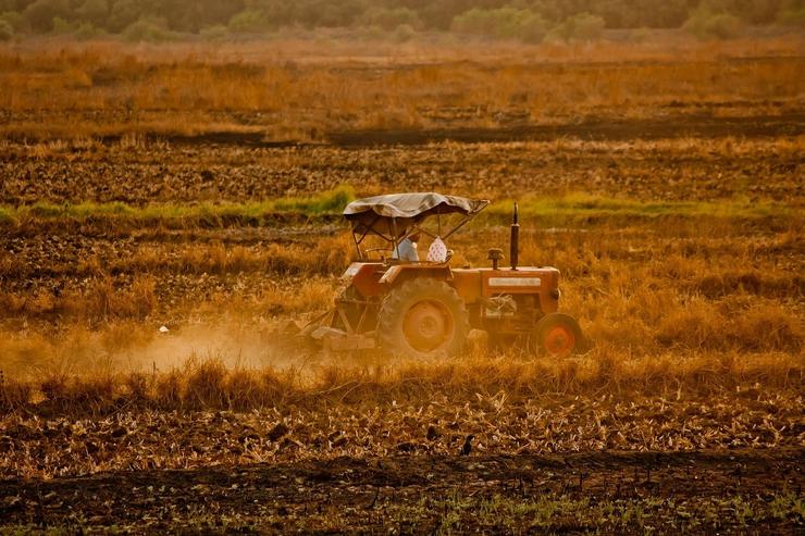 Tractor traballando no campo. UNIÓN DE UNIÓNS 