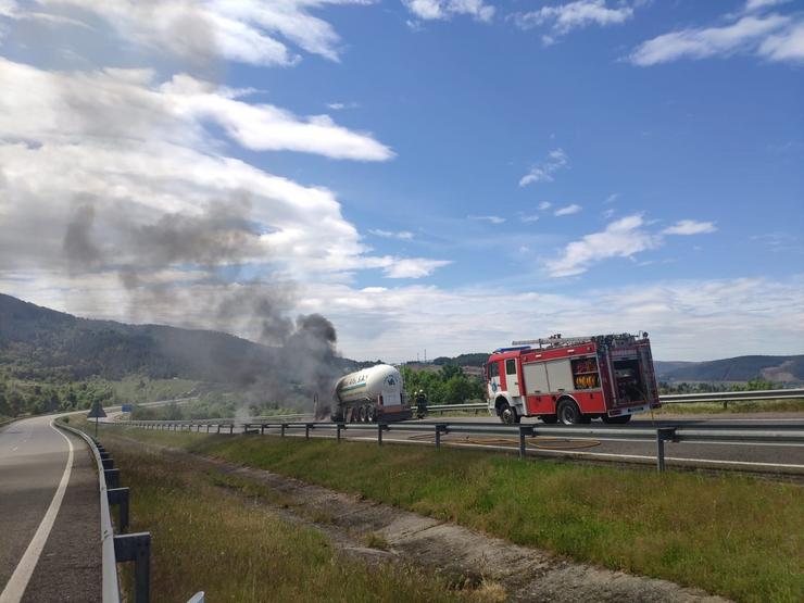 Cortada a A-52 en Verín (Ourense) sentido Vigo polo incendio dun camión.. GARDA CIVIL 