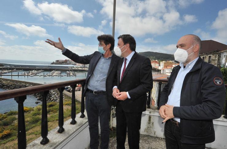 O presidente da Deputación da Coruña, Valentín González Formoso, na súa visita a Fisterra xunto ao alcalde, José Marcote. TORRECILLA 