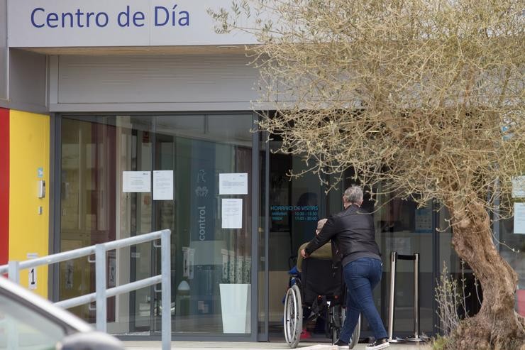 Unha muller pasea xunto a un ancián en cadeira de rodas cara á residencia Albertia, en Lugo / Carlos Castro - Europa Press.
