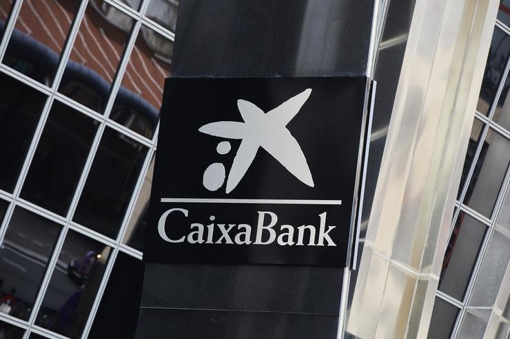 O logo de Caixabank tras a substitución polo de Bankia nas inmediacións das torres Kio, en Madrid 