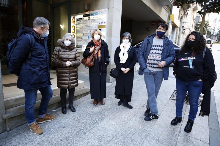 Arquivo - Familiares de represaliados polo  réxime franquista ante o Consulado de Arxentina en Vigo, con motivo da presentación das súas denuncias para adherirse á chamada 