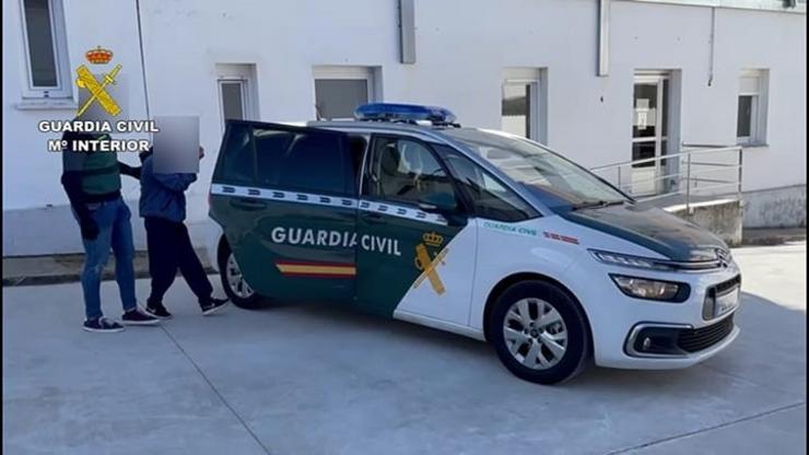 A Garda Civil detén a 14 persoas en varias localidades coruñesas dun grupo criminal especializado en estafas telemáticas.. GARDA CIVIL 