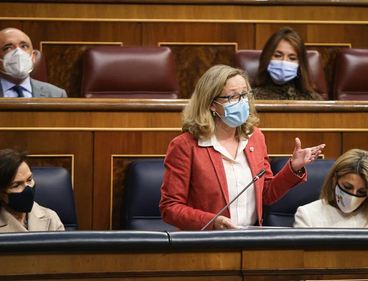 A vicepresidenta segunda do Goberno, Nadia calviño, responde á pregunta do portavoz do Grupo Parlamentario Vox, Iván Espinosa de los Monteros, durante a Sesión de Control ao Executivo. CONGRESO 