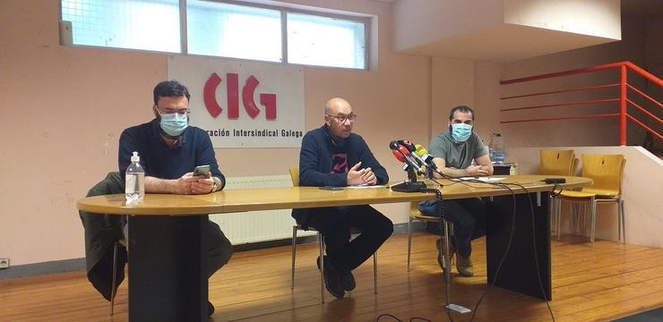 O secretario comarcal da CIG en Vigo, Alberto Gonçalves (centro), xunto ao responsable da Federación de Industria, Xulio Fernández (i), e o responsable do Naval, César Rodríguez (d). / Europa Press