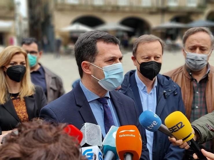 Caballero e Rodríguez Villarino comparecen ante os medios.. PSDEG 