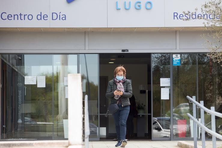 Unha muller sae da residencia Albertia, a 17 de abril de 2021, en Lugo.. Carlos Castro - Europa Press 