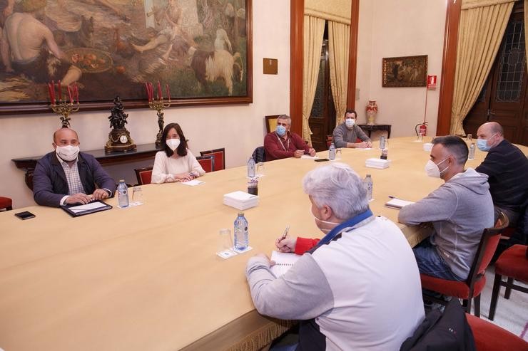 A alcaldesa da Coruña, Inés Rey, e o concelleiro de Economía, José Manuel Lage, reúnense co comité de empresa da refinaría de Repsol 