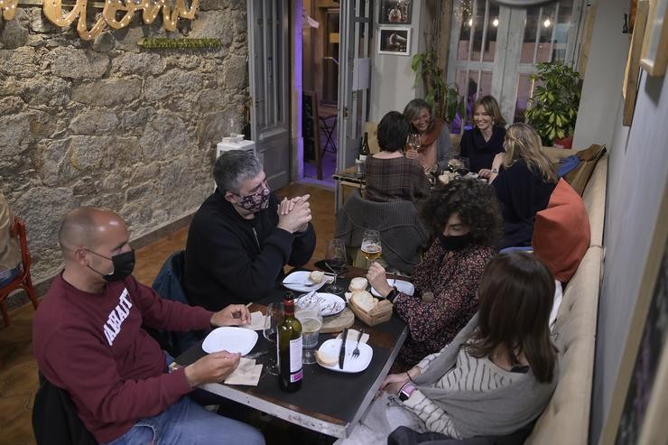 Unhas persoas ceando no interior dun restaurante na Coruña 