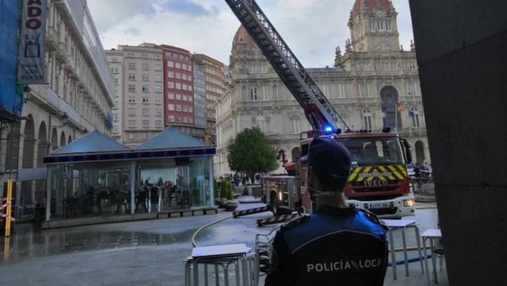 Os bombeiros actúan nun incendio na praza de María Pita, na Coruña 