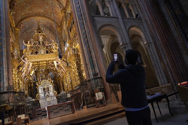 Un turista bota unhas fotos no interior da Catedral de Santiago durante a ponte de San José.. Álvaro Ballesteros - Europa Press - Arquivo 