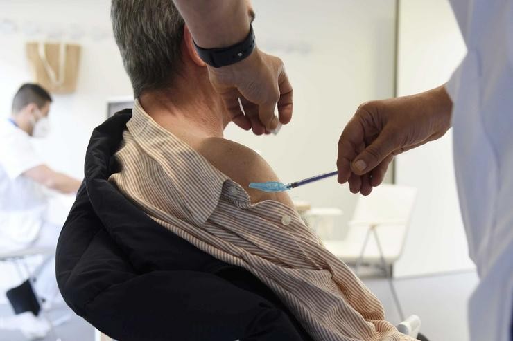 Sanitarios vacinan a persoas maiores de 80 anos coa dose de Moderna e policías, bombeiros e profesores coa vacina de AstraZeneca no hospital Álvaro Cunqueiro de Vigo 