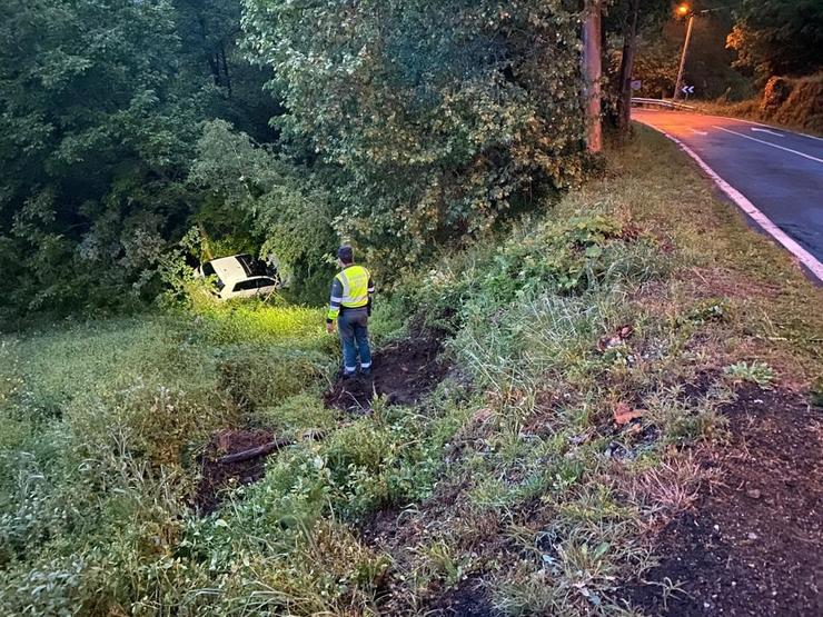 Vehículo que se saíu da vía e precipitouse por un desnivel en Ourense.. GARDA CIVIL / Europa Press