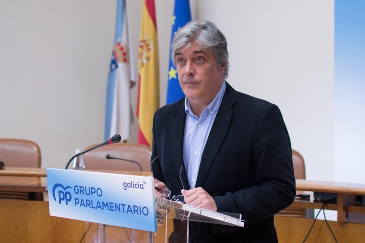 O portavoz parlamentario do PPdeG, Pedro Puy, na rolda de prensa. PPDEG / Europa Press