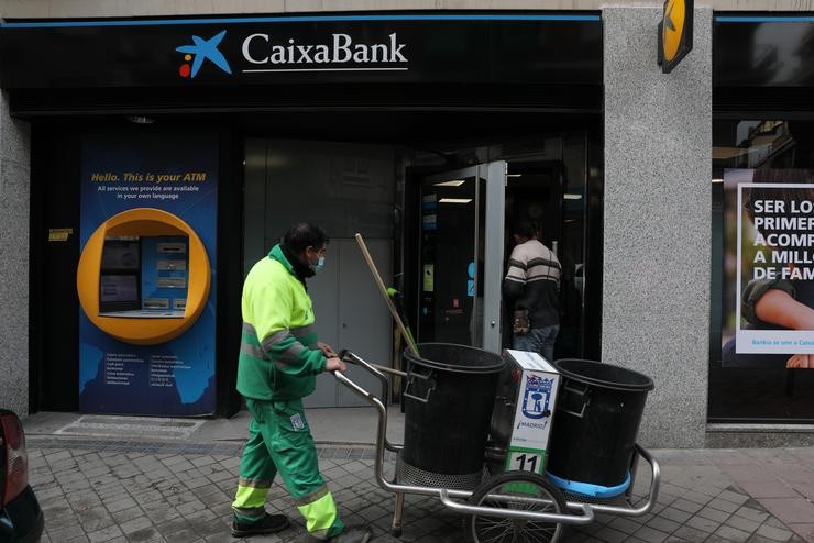 Unha oficina de Caixabank en Madrid, a 22 de abril de 2021, en Madrid (España).. Isabel Infantes - Europa Press 