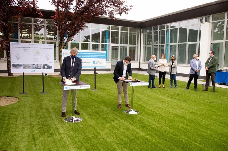 O vicepresidente primeiro da Xunta, Alfonso Rueda, firma co presidente de Aspanaes, Ignacio Labella, o acordo para a rehabilitación do exterior do novo centro turístico e de atención diúrno para persoas con TEA no Monte do Gozo.. XUNTA 