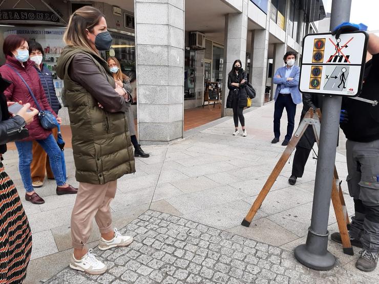 A alcaldesa de Lugo, Lara Méndez, presenta os pictogramas que se instalarán nos semáforos da cidade amurallada dirixidos a persoas con autismo. / Europa Press