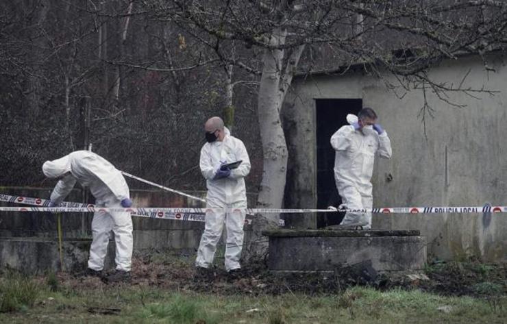 Gardas Civís e bombeiros traballan na zona do pozo onde foron atopados os restos dun home morto no Porriño / XdV-EFE