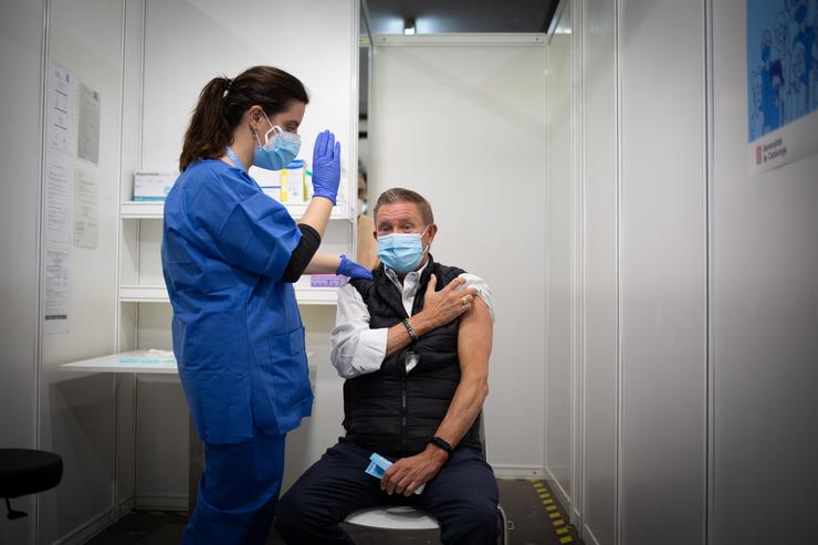 Unha profesional sanitaria inocula unha vacina do Covid-19 desenvolvida por AstraZeneca no marco da proba piloto de vacinación masiva desde o recinto de Fira Barcelona. DAVID ZORRAKINO / EUROPA PRESS