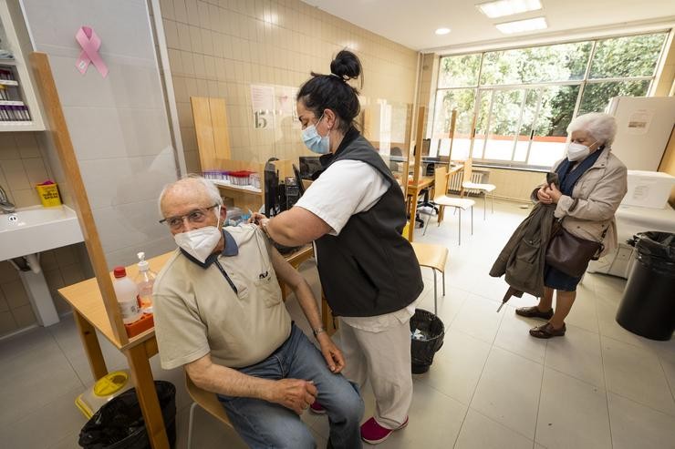 Unha sanitaria vacina a un home maior de 80 anos coa dose de Pfizer no ambulatorio Virxe Peregrina, en Pontevedra, Galicia (España), a 1 de abril de 2021. O Servizo Galego de Saúde (SERGAS) ten previsto que o luns, todos os maiores de 80. Beatriz Ciscar - Europa Press 