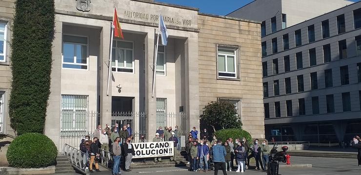 Traballadores das desaparecida Factorías Vulcano, concentrados fronte á sede da Autoridade Portuaria de Vigo. / Europa Press