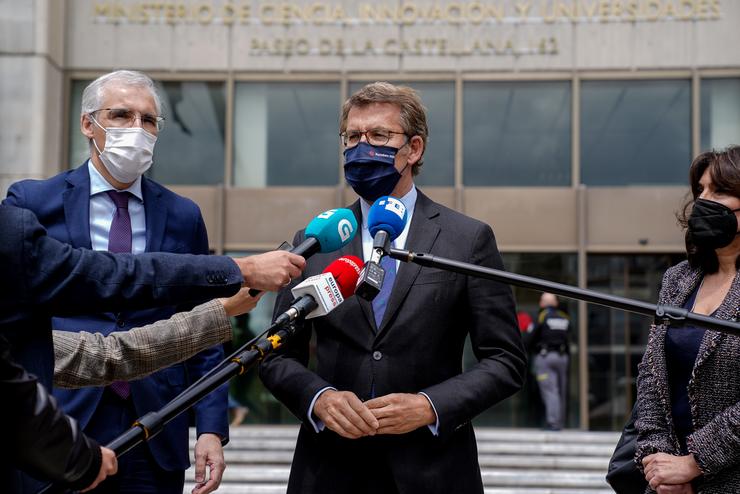 O presidente da Xunta de Galicia, Alberto Núñez Feijóo, responde os medios ao saír dunha reunión coa ministra de Economía na sede do Ministerio, a 30 de abril de 2021, en Madrid (España).. A. Pérez Meca - Europa Press / Europa Press