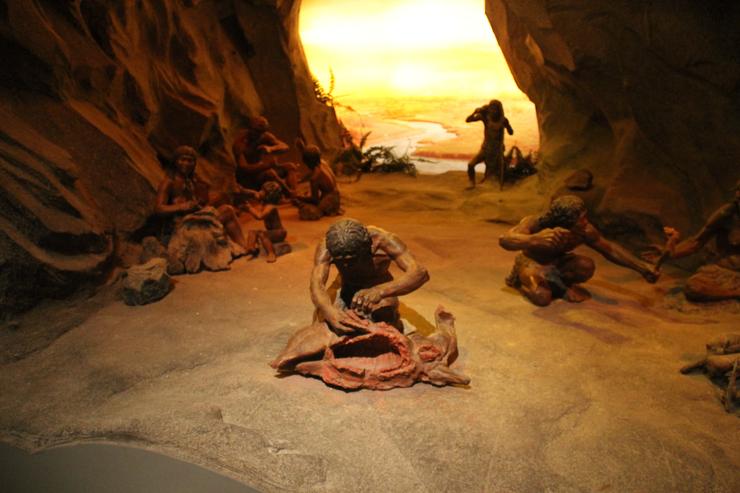 Representación no Museo Nacional de China da vida dos cavernícolas no Paleolítico 