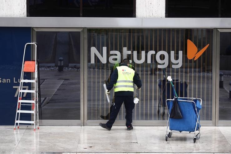 Un operario limpa a cristaleira da sede de Naturgy situada en Madrid. Eduardo Parra - Europa Press - Arquivo