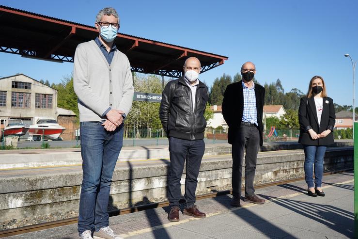 O deputado do BNG no Congreso, Néstar Rego, xunto á portavoz do BNG en Betanzos, Amelia Sánchez, e os portavoces municipais en Ferrol e  Coruña, Iván Rivas e Francisco Jorquera, nunha comparecencia na estación ferroviaria de Betanzos