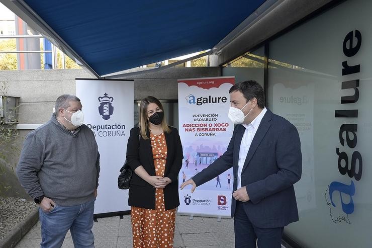 O presidente da Deputación da Coruña, Valentín González Formoso, e a deputada de Benestar Social, Ana Lamas, xunto ao coordinador de Agalure, Gerardo Rodríguez, na visita a esta entidade. MONCHO FONTES / Europa Press