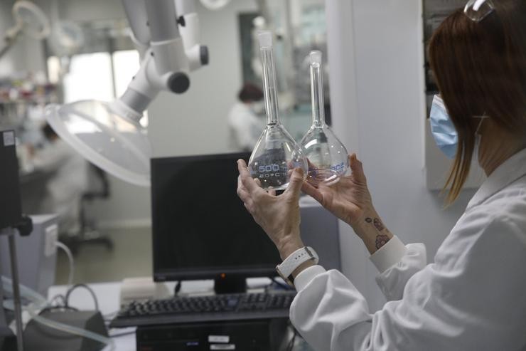 Unha traballadora da fábrica de Reig Jofre no laboratorio, en Barcelona, Cataluña (España), a 26 de marzo de 2021. Reig Jofre é unha compañía farmacéutica cotizada no mercado continuo da Bolsa española baixo o código RJF dedicada á investigac. Kike Recuncho - Europa Press 