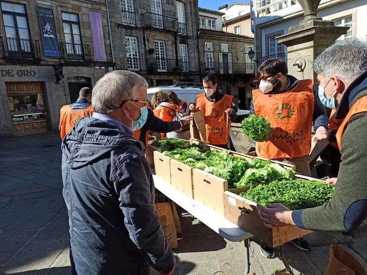 Agricultores regalan leitugas na Praza do Toural, en Santiago 