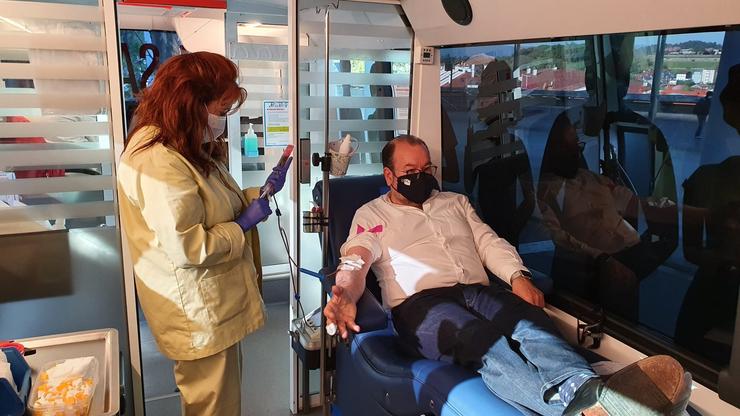 O reitor da USC, Antonio López, doa sangue nunha unidade móbil de ADOS.. AXENCIA DE DOAZÓN DE ÓRGANOS E SANGUE / Europa Press