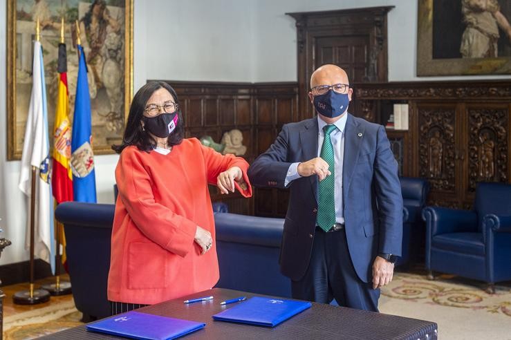 O presidente da Deputación de Ourense, Manuel Baltar, e a produtora Chelo Loureiro. ALBERTE PAZ GARZA 