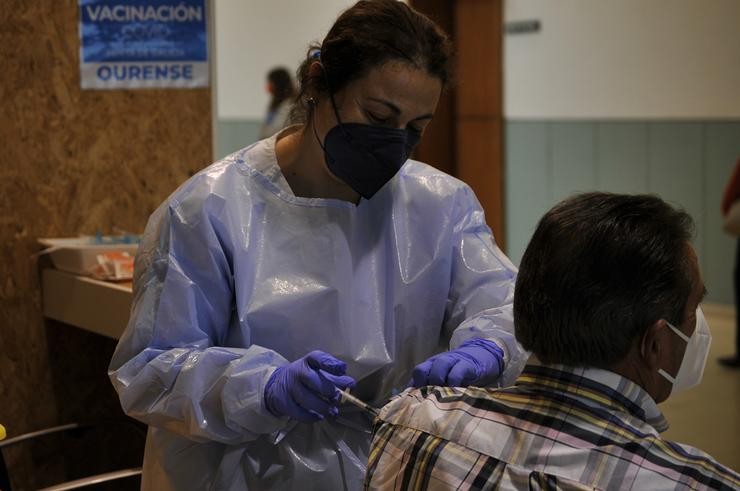 Unha sanitaria inxecta a un paciente a primeira dose da vacina AstraZeneca no recinto de Expourense, a 6 de abril de 2021, en Ourense, Galicia (España). Rosa Veiga - Europa Press 