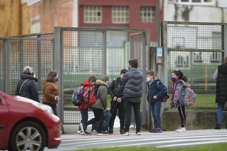 Un grupo de nenos diríxese a entrar ao CEIP  Paradai, en Lugo / Carlos Castro - Europa Press - Arquivo. / Europa Press