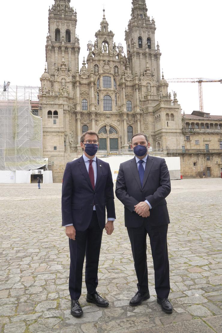 O presidente da Xunta, Alberto Núñez Feijóo (i), e o ministro de Transportes, José Luís Ábalos, pousan nunha fotografía ante a Catedral de Santiago de Compostela antes de comezar unha reunión entre ambos os mandatarios, a 9 de abril de 2021.. Álvaro Ballesteros - Europa Press / Europa Press