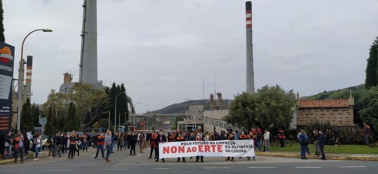 Traballadores da refinaría da Coruña mobilízanse contra o ERTE 