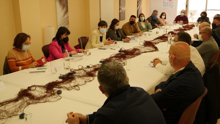 Ana Pontón e outros membros do BNG nunha reunión con representantes do sector pesqueiro  da Mariña. BNG / Europa Press