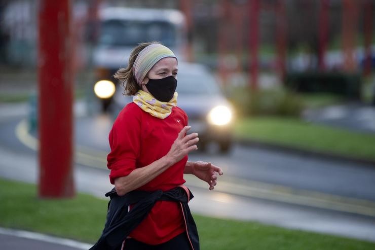 Unha persoa corre en solitario e con máscara un día despois da entrada en vigor da normativa que obriga aos deportistas a facer deporte ao aire libre con máscara.. M. Dylan - Europa Press - Arquivo